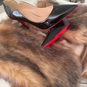 Black patent leather pumps with red soles